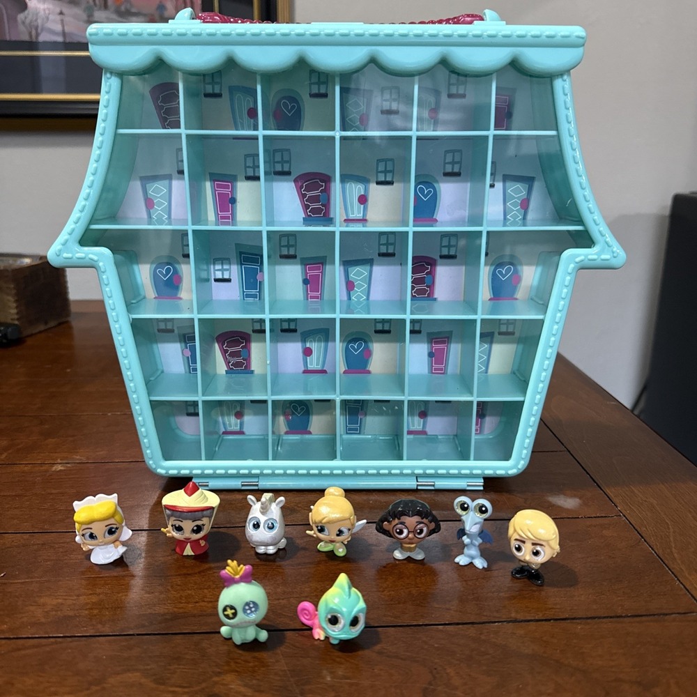 Disney Doorables Ultimate Collector Case Aqua Pink Glitter Series 5 W/ 9 Figures